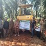 Pembukaan jalan rabat beton sentral produksi ini di hadiri oleh Kades Padang Kelapa Onzaidi, Camat Nurdin, Babinsa, Bahbinsakhatibmas ketua BPD dan perangkat desa lain nya beserta masyarakat.