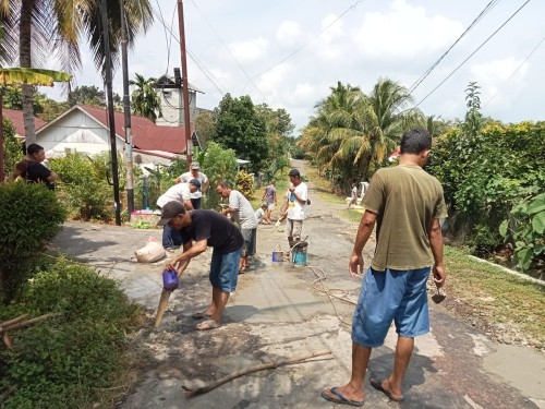 Gotong Royong Warga Bumi Ayu Penambalan Jalan untuk Keselamatan Bersama