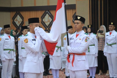 Pj Wako Kukuhkan 40 Anggota Paskibraka Kota Pekanbaru