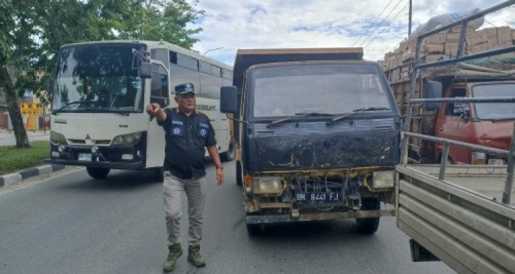Dishub Pekanbaru Tindak 30 Truk ODOL dalam Razia Muatan