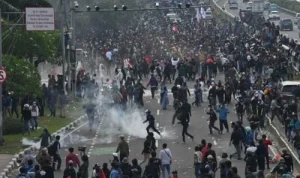 IPW Tuding Aparat Gunakan Kekerasan Berlebihan dalam Penangkapan Pendemo di DPR
