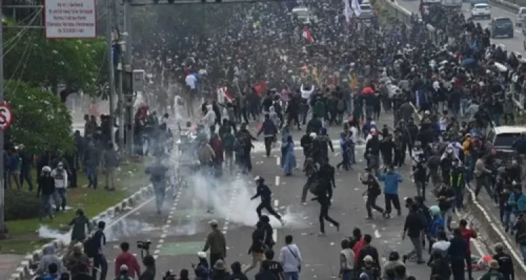 IPW Tuding Aparat Gunakan Kekerasan Berlebihan dalam Penangkapan Pendemo di DPR