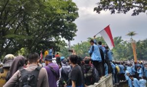Mahasiswa Riau Beraksi Tolak Revisi UU Pilkada, Hujan dan Kericuhan Warnai Demonstrasi