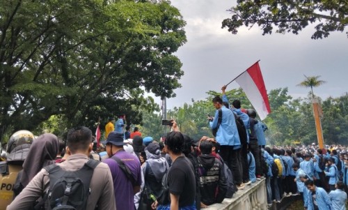 Mahasiswa Riau Beraksi Tolak Revisi UU Pilkada, Hujan dan Kericuhan Warnai Demonstrasi