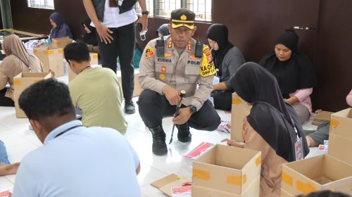 Foto: Kapolres Meranti, AKBP Kurnia Setiawan saat meninjau pelipatan surat surat di kantor KPU Kepulauan Meranti