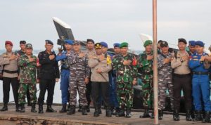 Kapolres Meranti, bersama personil TNI Polri saat pelepasan distribusi logistik Pilkada
