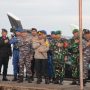 Kapolres Meranti, bersama personil TNI Polri saat pelepasan distribusi logistik Pilkada