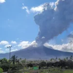 Gunung Lewotobi Laki-laki erupsi
