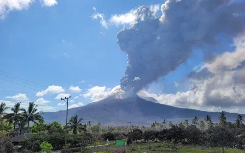 Gunung Lewotobi Laki-laki erupsi