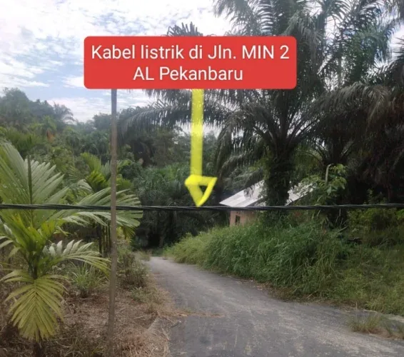 Warga Keluhkan Kabel Listrik