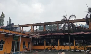 Kantor Disnakertrans Riau Dilalap Api