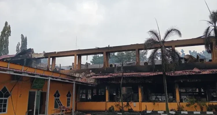 Kantor Disnakertrans Riau Dilalap Api