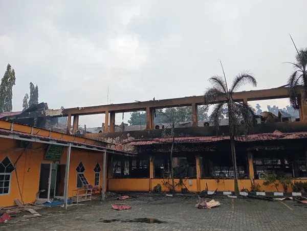 Kantor Disnakertrans Riau Dilalap Api