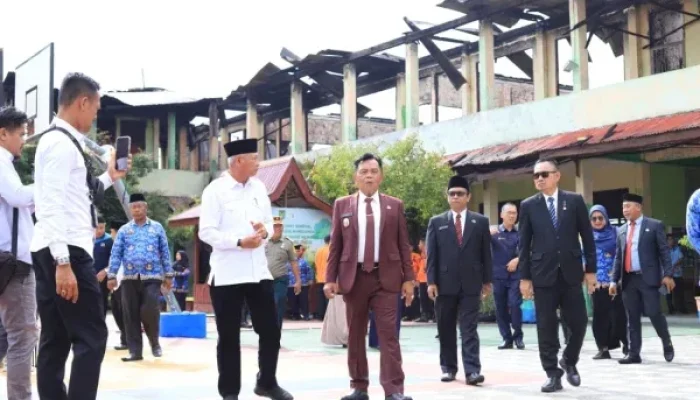 Bupati Kepulauan Meranti Tinjau Lokasi Kebakaran di SMA Negeri 1 Tebing Tinggi