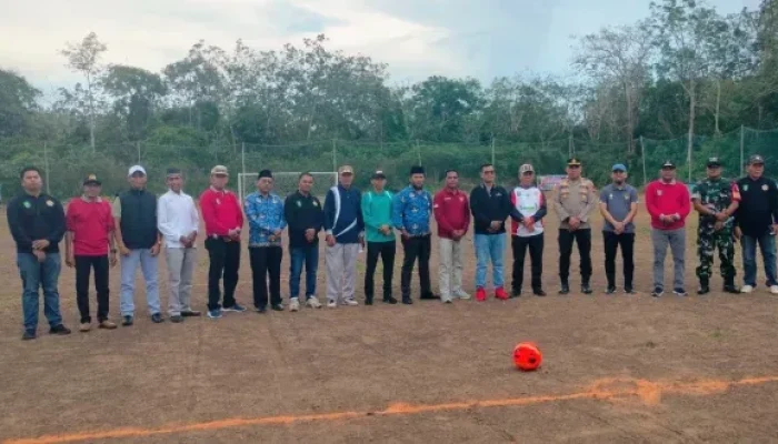 Tendangan Perdana Camat Bengkalis Tandai Pembukaan Turnamen Bola Kaki