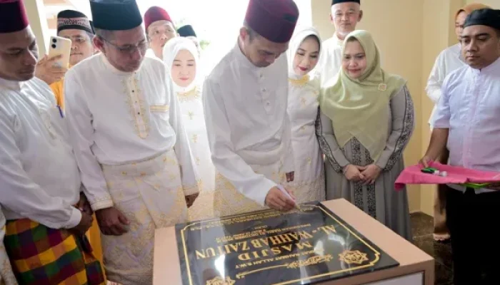 Simbol Harmonis Tokoh Agama dan Pemda, UAS Resmikan Masjid Al Wahhab Zaitun di Bathin Solapan