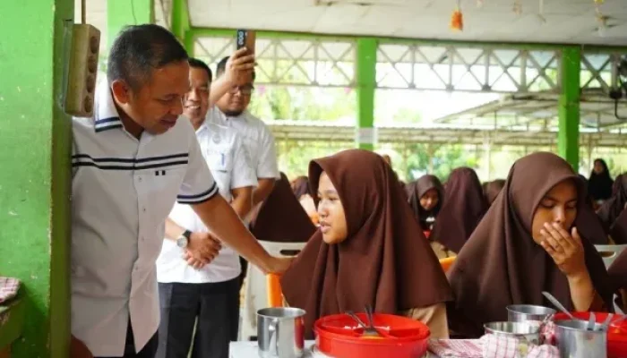 Gubernur Riau Evaluasi Rutin Program MBG