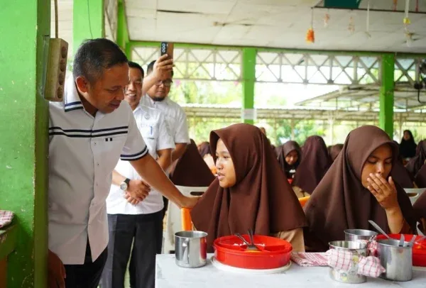 Gubernur Riau Evaluasi Rutin Program MBG