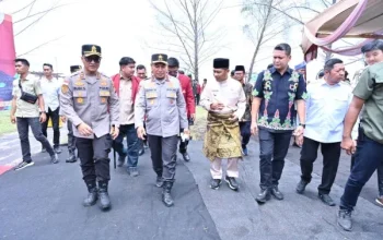 Kapolda Riau & Mahasiswa Hima Persis Tanam Mangrove