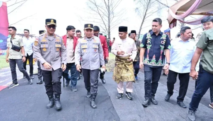 Kapolda Riau & Mahasiswa Hima Persis Tanam Mangrove di Pantai Bengkalis