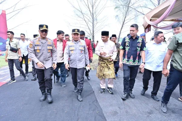 Kapolda Riau & Mahasiswa Hima Persis Tanam Mangrove
