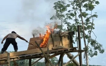 Polsek Pangean Tertibkan Tambang Ilegal, Enam Rakit PETI Dimusnahkan