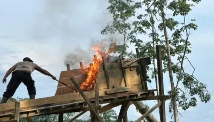 Polsek Pangean Tertibkan Tambang Ilegal, Enam Rakit PETI Dimusnahkan