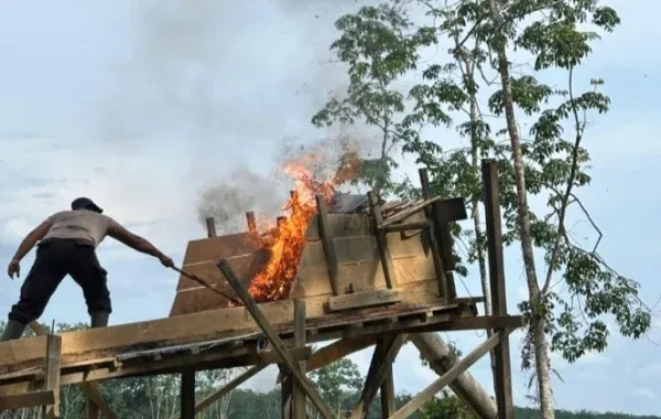 Polsek Pangean Tertibkan Tambang Ilegal, Enam Rakit PETI Dimusnahkan