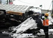 Truk Tronton Jatuh dari Tol Tangerang-Merak di Serang, Lima Orang Luka-Luka