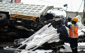 Truk Tronton Jatuh dari Tol Tangerang-Merak di Serang, Lima Orang Luka-Luka