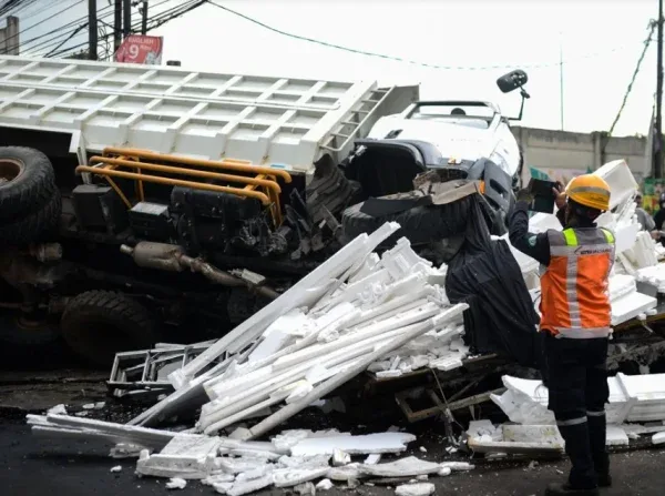 Truk Tronton Jatuh dari Tol Tangerang-Merak di Serang, Lima Orang Luka-Luka