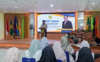 Rektor Universitas Muhammadiyah Riau (UMRI) Dr Saidul Amin saat memberikan meteri kuliah umum Pascasarjana UMRI yang digelar Sabtu (4/10/2025). (Humas UMRI)
