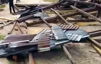 Puting Beliung Terjang Pasar Jalur 5 Dayun, Warga Panik Saat Atap Berterbangan