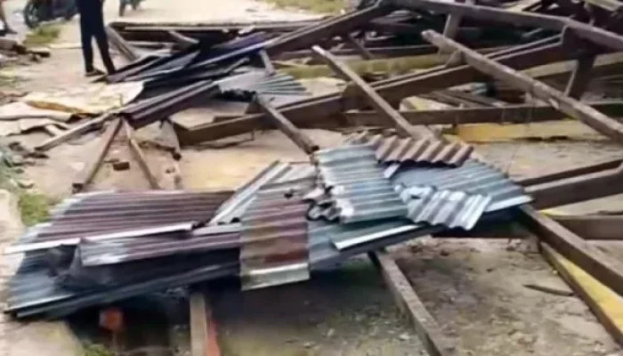 Puting Beliung Terjang Pasar Jalur 5 Dayun, Warga Panik Saat Atap Berterbangan