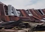 Puting Beliung Terjang Pasar Jalur 5 Dayun, Warga Panik Saat Atap Berterbangan