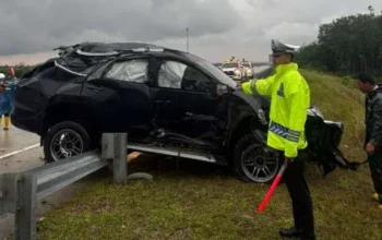 Cuaca Buruk dan Laju Kencang, Fortuner Hantam Pembatas Tol Pekanbaru–Bangkinang