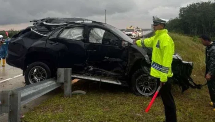 Cuaca Buruk dan Laju Kencang, Fortuner Hantam Pembatas Tol Pekanbaru–Bangkinang