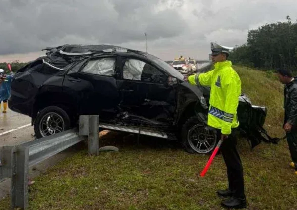 Cuaca Buruk dan Laju Kencang, Fortuner Hantam Pembatas Tol Pekanbaru–Bangkinang