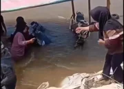 Rakit Penyeberangan di Sungai