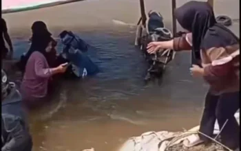 Rakit Penyeberangan di Sungai