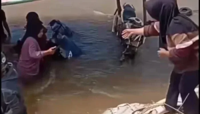 Rakit Penyeberangan di Sungai Rokan Nyaris Tenggelam, Diduga Kelebihan Muatan