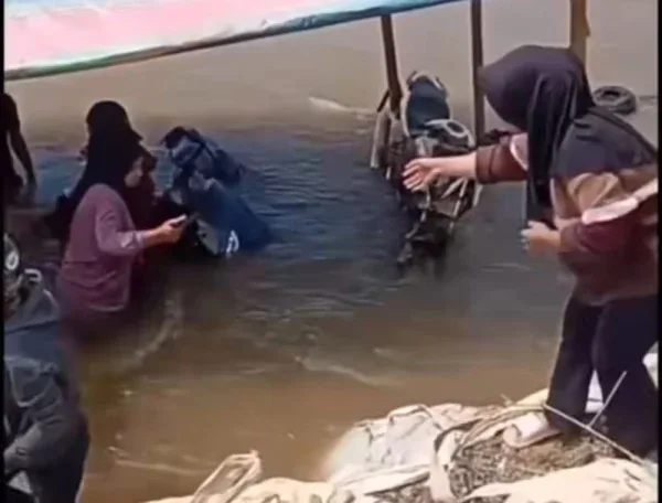 Rakit Penyeberangan di Sungai