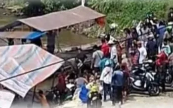 Rakit Penyeberangan di Ujung Batu Tenggelam