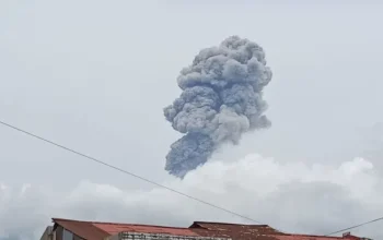 Gunung Marapi Kembali Erupsi, Abu Vulkanik Capai 1,5 Kilometer di Langit Sumbar