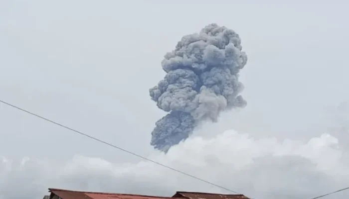 Gunung Marapi Kembali Erupsi, Abu Vulkanik Capai 1,5 Kilometer di Langit Sumbar