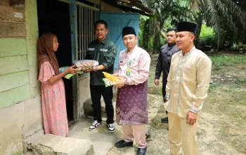 Kadis Kominfo Siak Salurkan Sembako di Tiga Kampung Kerinci Kanan