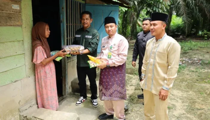 Kadis Kominfo Siak Salurkan Sembako di Tiga Kampung Kerinci Kanan