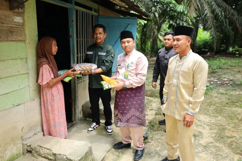 Kadis Kominfo Siak Salurkan Sembako di Tiga Kampung Kerinci Kanan
