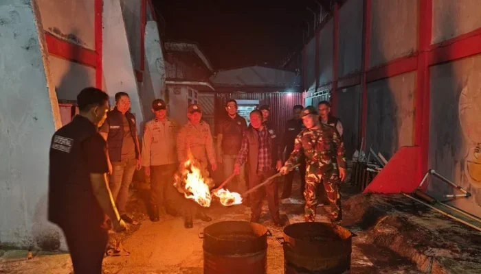 Targetkan 3 Blok Kamar Hunian, Kalapas Priyo Pimpin Razia Malam Bersama Polres dan Kodim Bengkalis 