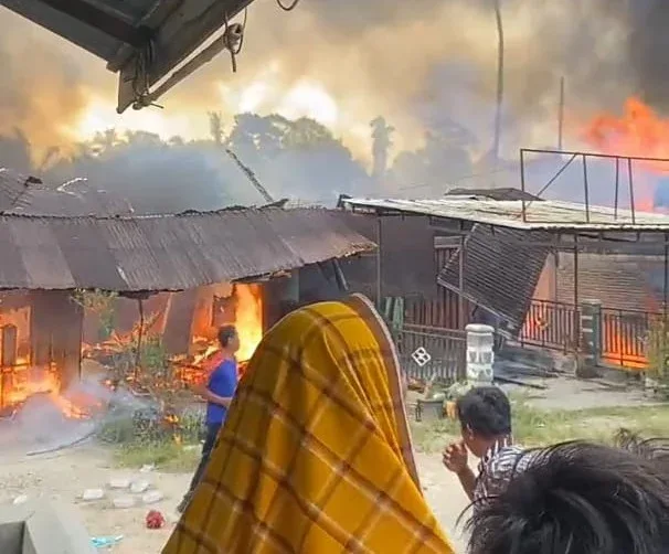 Pasar Kuok Hangus Terbakar, Warga Panik Tak Ada Petugas Damkar Datang